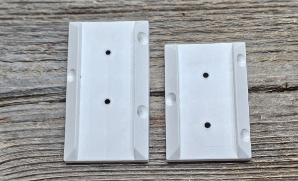 Support de lisse blanc (3 1/2 ou 4 1/4 pouces - pq. de 2 ou 4 avec vis de la même couleur) Support de lisse blanc (3 1/2 ou 4 1/4 pouces - pq. de 2 ou 4 avec vis de la même couleur)